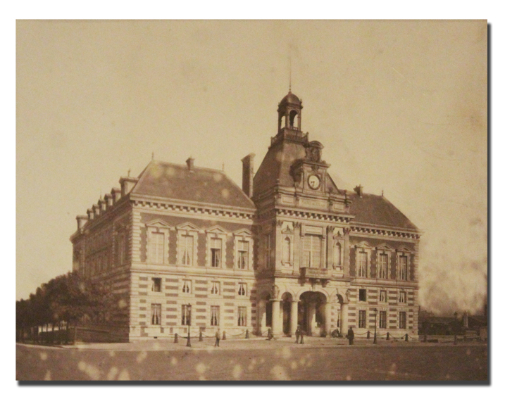 Photo. Paris, La mairie du XIXe arrondissement, vers 1880. Tirage albumine de l’époque. Gros plan de la façade. Marchand de vin en arrière plan paris, photo, mairie du XIXe arrondissement, 1880, facade, albumine, vintage, 19e arrondissement